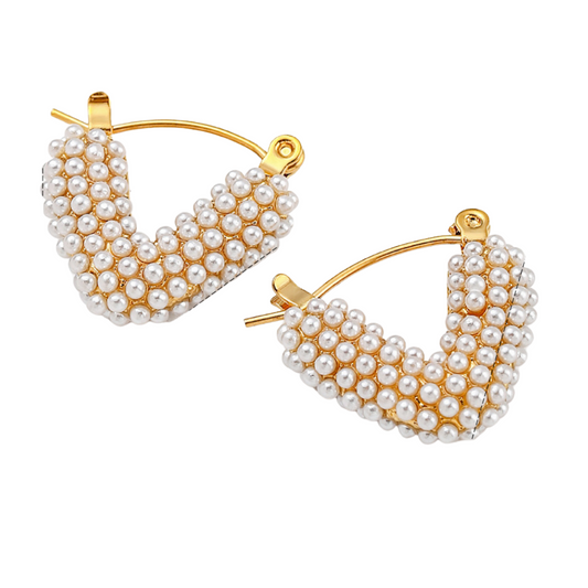 Pearlssss Huggie Earring