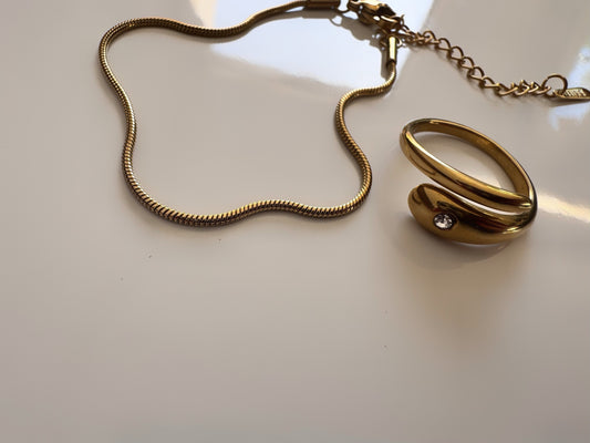 Dainty Gold Vine Bracelet