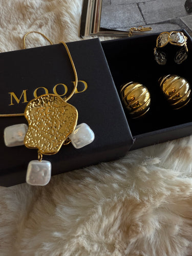 Paloma Pearl Pendant Necklace